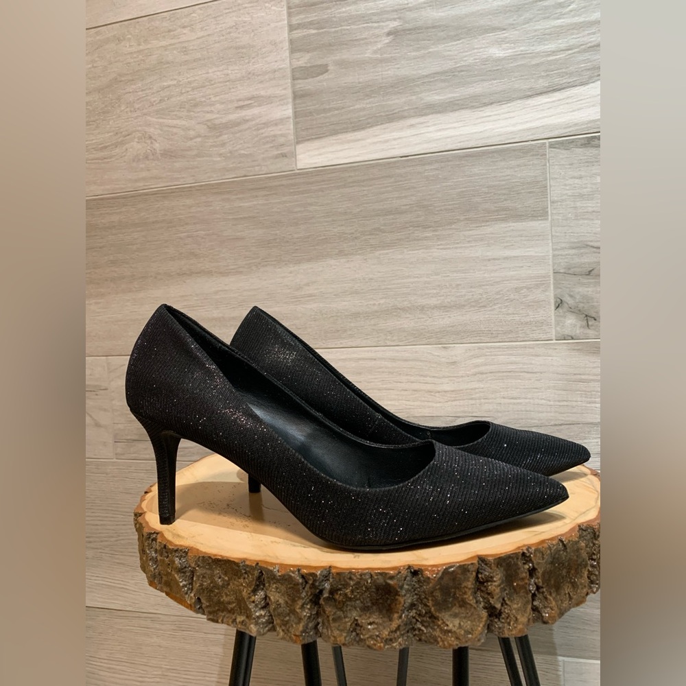 Le Chateau Sparkly pointed toe Heel - black size 8